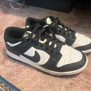 Women’s Nike Dunks Panda/black&white barely worn size 9🩷make an offer!